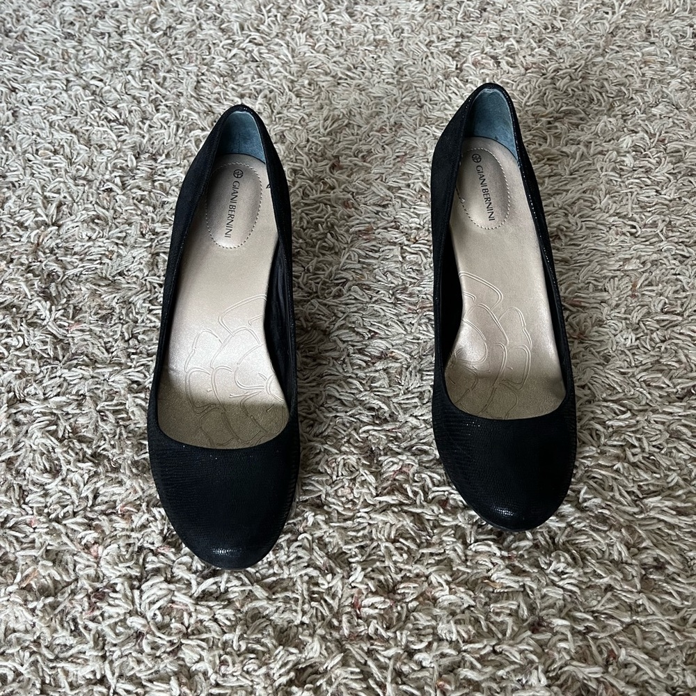 Giani Bernini Black Faux Snakeskin Pumps Size 8